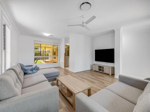 Buddina House | Pet-Friendly Retro Beach House - Walk to Dog Beach - Sleeps 8