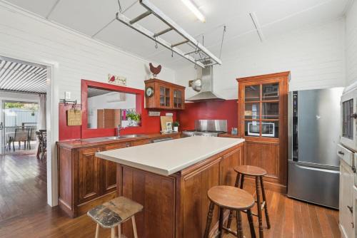 Coffs Harbour House | Pip's Cottage - Cafes, Bars, Pets OK, Jetty Beach
