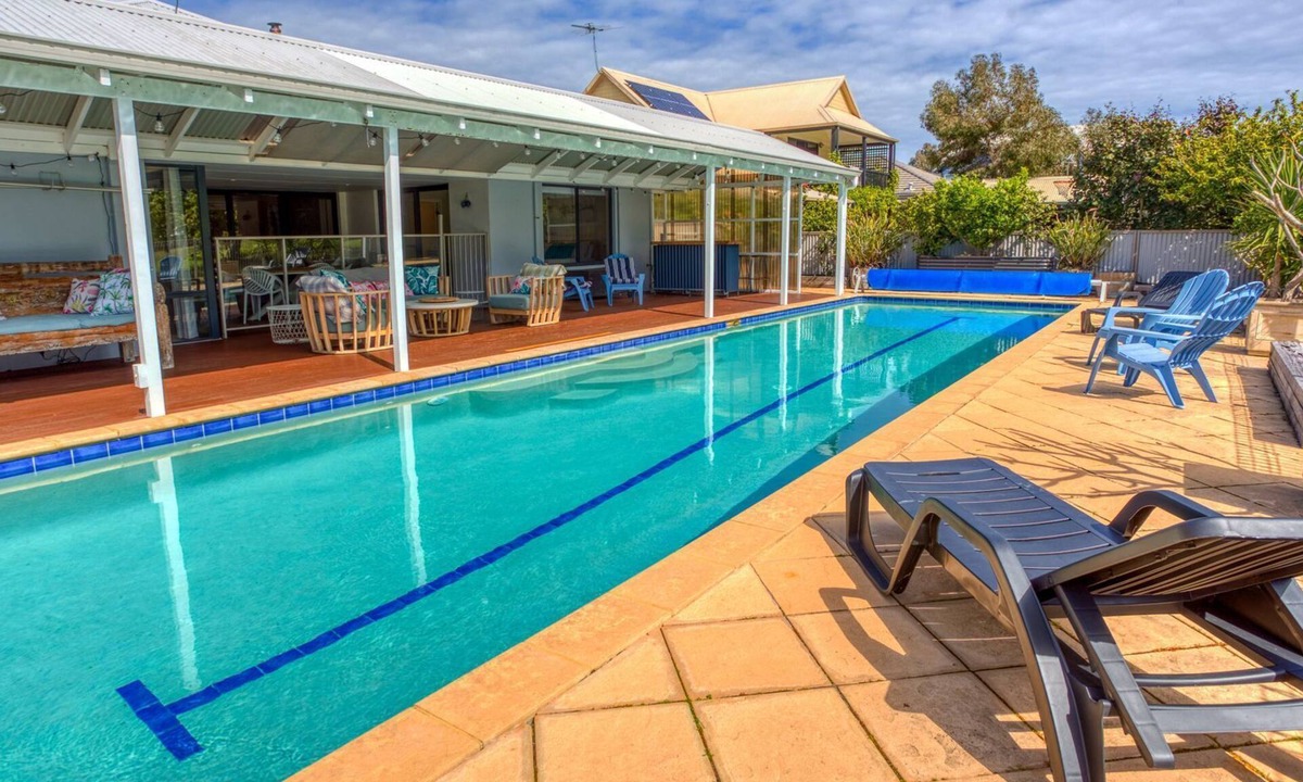 Dunsborough House | Pool and Putt Paradise