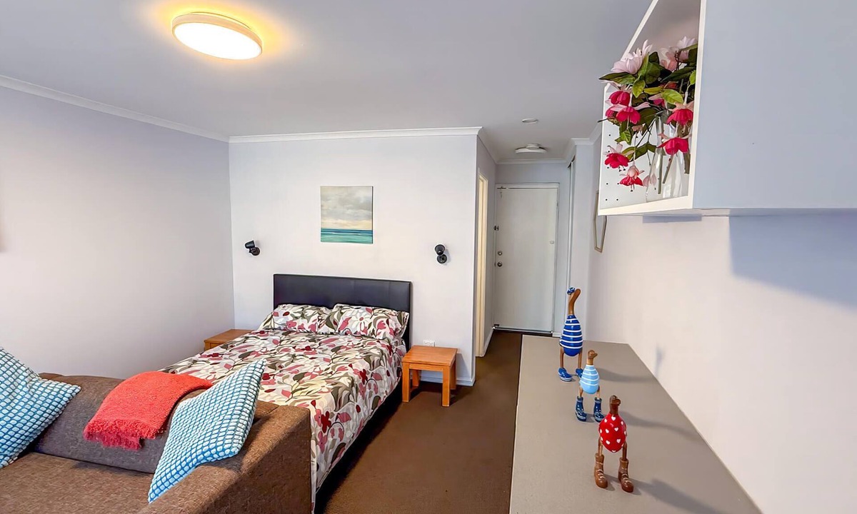 Mandurah Apartment | Pool View Studio | 3 Min Walk to Beach | Marina & Foreshore