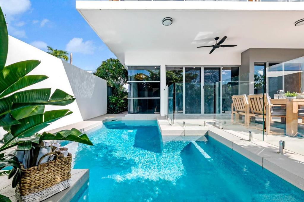 Fannie Bay House | Poolside Gunya - Luxury Living in Fannie Bay