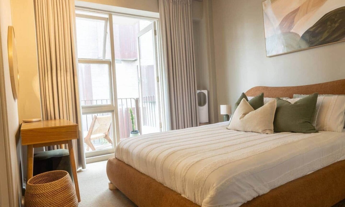 Potts Point Apartment | Potts Point Art Deco w/Harbour & Skyline Views
