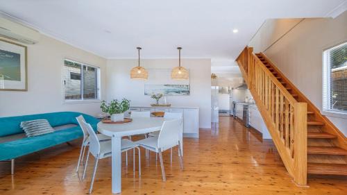 Pretty Beach House | 'Pretty Beach Bay Vista' by HolidayCo
