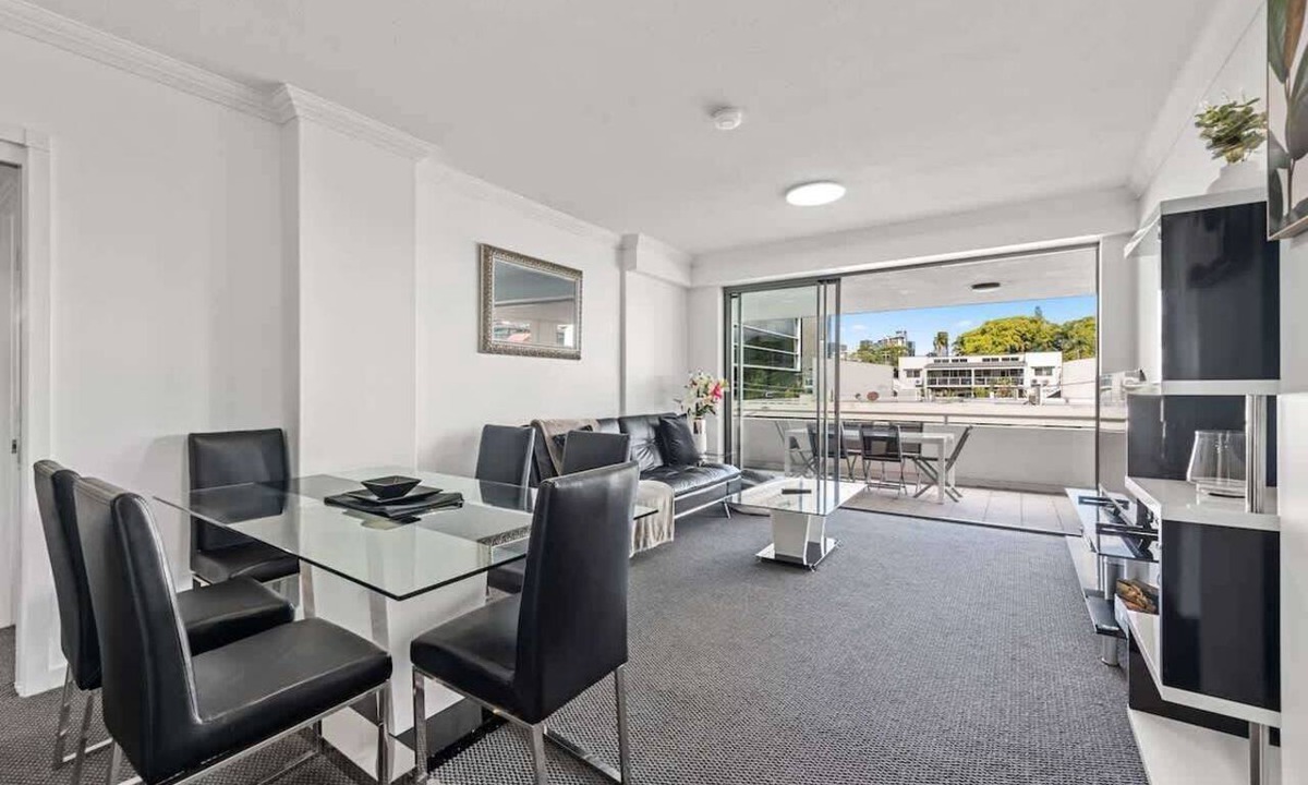 Bowen Hills Apartment | Prime Position! 3Bed/2Bath/1Car ~ 10mins to CBD