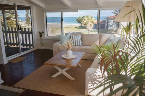 Ledge Point House | Princes Beach Cottage, sea views, BBQ & fireplace