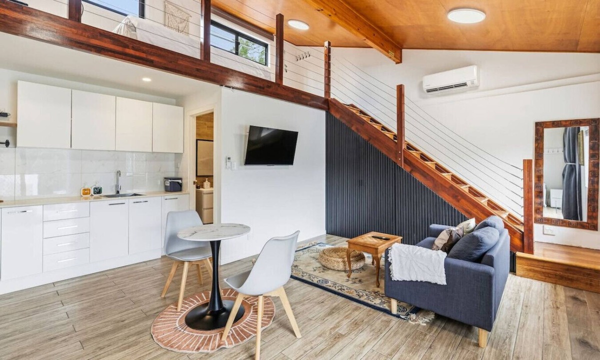 Daisy Hill House | Private Loft Studio | High Ceiling | Tennis Court