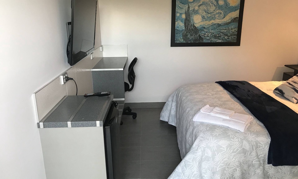 Midway Point House | Private motel style room with code entry, 10 mins from Hobart Airport Australia.