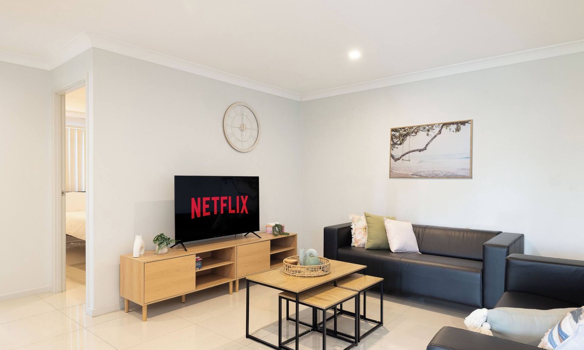 Rocklea Apartment | Private Rocklea 1BR | Walk to Train | AC | 221D1