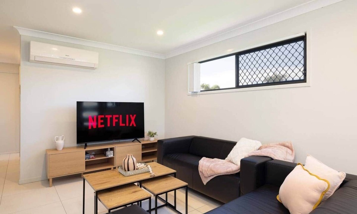 Rocklea Apartment | Private Rocklea 2BR | AC | Parking | 220D2