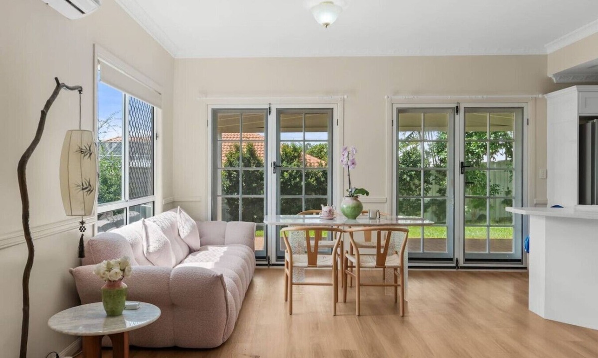Springfield Lakes House | Private Room in Springfield | Parking