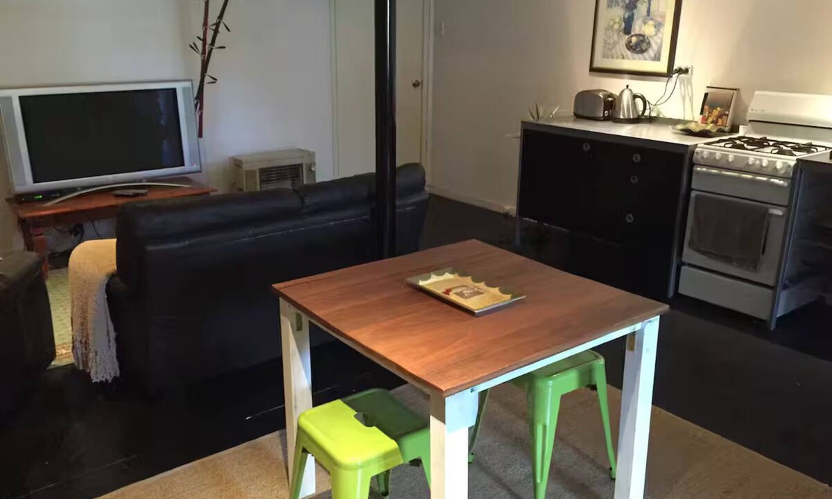 Nundah Apartment | Private Self-contained 1 bedroom Studio with large grassed courtyard.