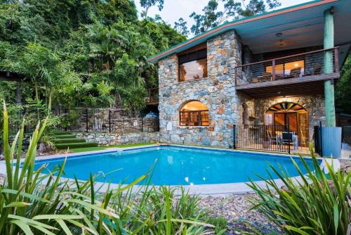 Airlie Beach House | Private Stone House