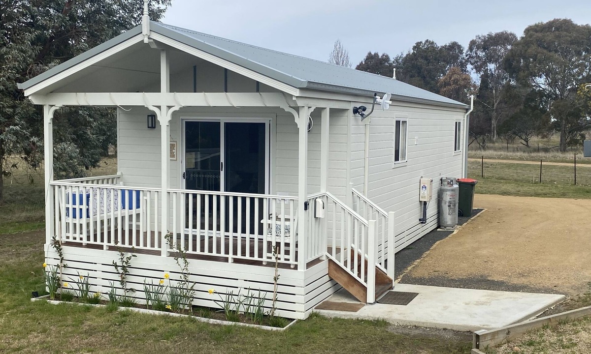 Saumarez Ponds Cabin | Purpose Built Farm Stay Cottage