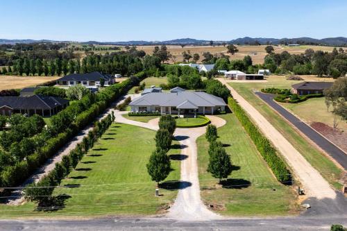 Central Mudgee House | Putta Bucca Manor - Poised Poolside Country Living