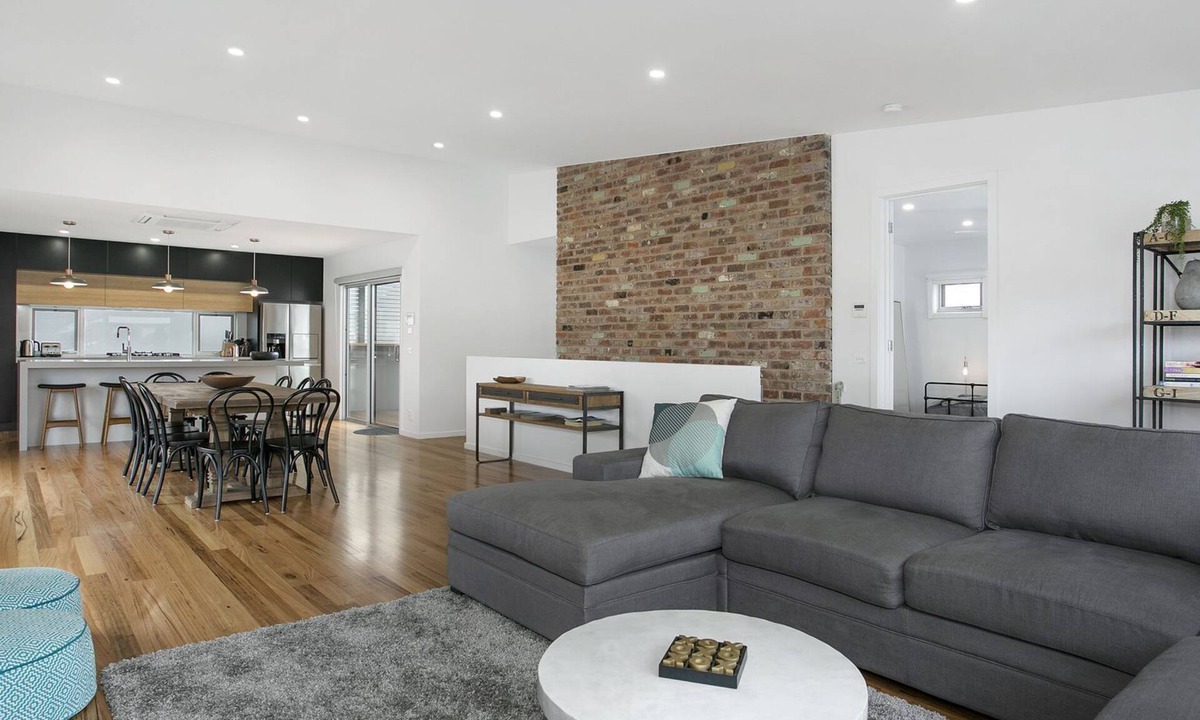 Ocean Grove House | QUALITY ACCOMMODATION ONLY 200M FROM BEACH & TOWN CENTRE! - 82A Orton Street