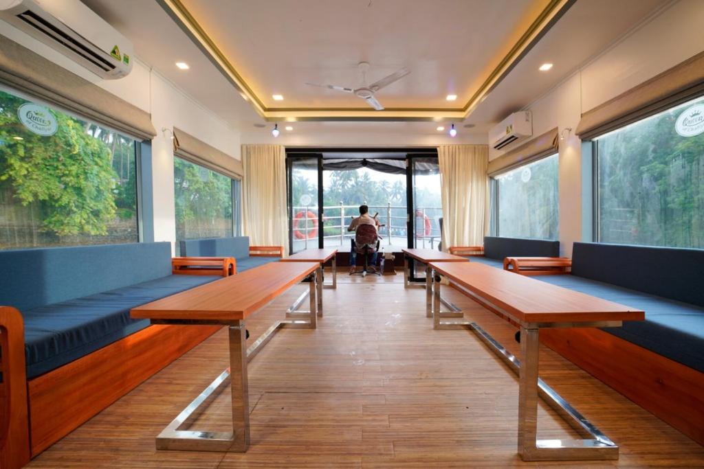 Kozhikode Boat Rental | Queen of Chaliyar - Luxury Houseboat Stay