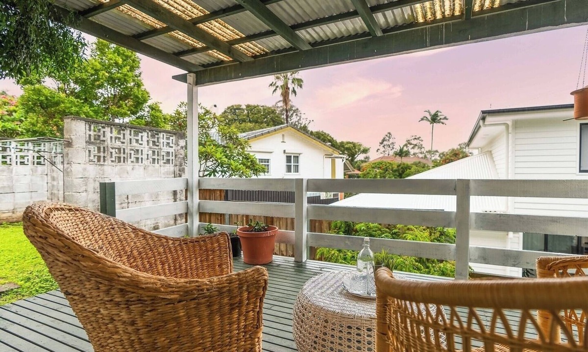 Yeronga House | Quiet 4BR haven home with green surroundings