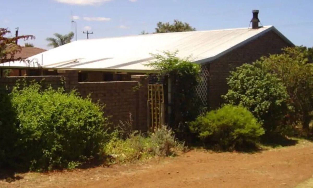 Ocean Beach House | Quiet, secluded 3 bedroom cottage near Ocean Beach