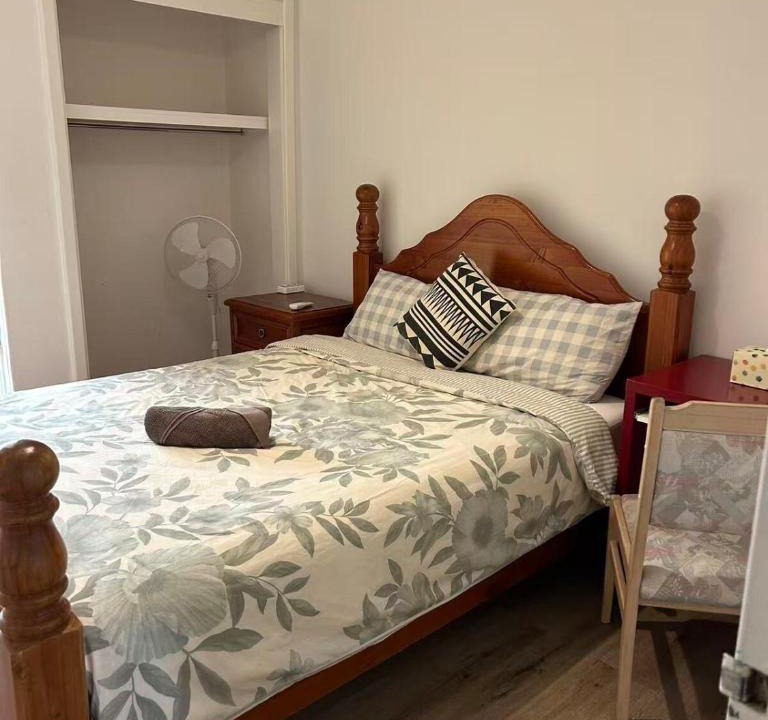 Maddington House | R1 Bright Spacious Room