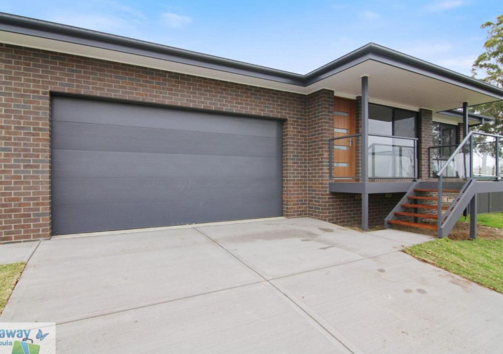 Tura Beach House | Rays on Elizabeth Parade