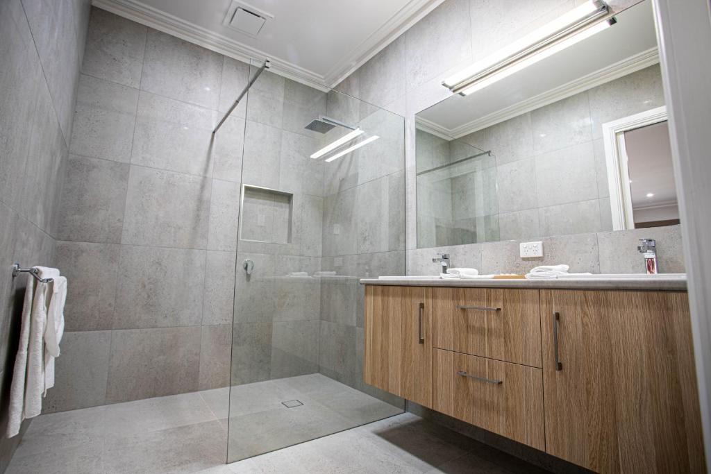 Huntly Hotel | Red Waratah Accommodation