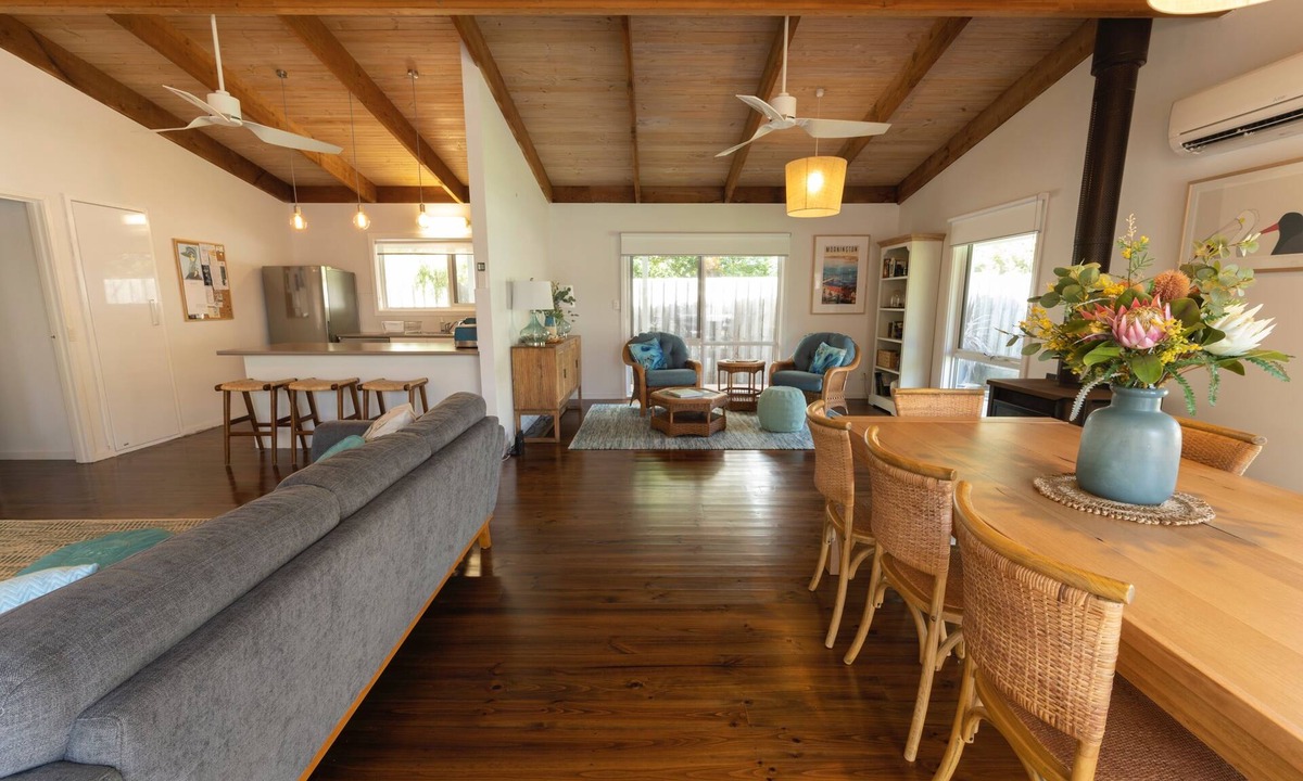 Blairgowrie House | Relax in this boho coastal home walking distance to beautiful beach