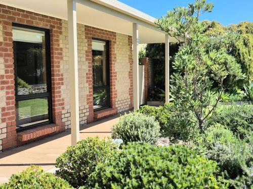 Waterhouse House | Relax on Ryan Robe - 100m to Beach, Cafes and Town