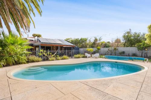 Beldon House | Relaxed Coastal Living with Poolside Bliss - Mullaloo
