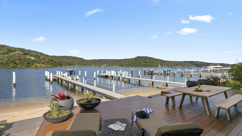 Booker Bay House | Riptides Booker Bay -Waterfront apartment, walk to shops & cafes