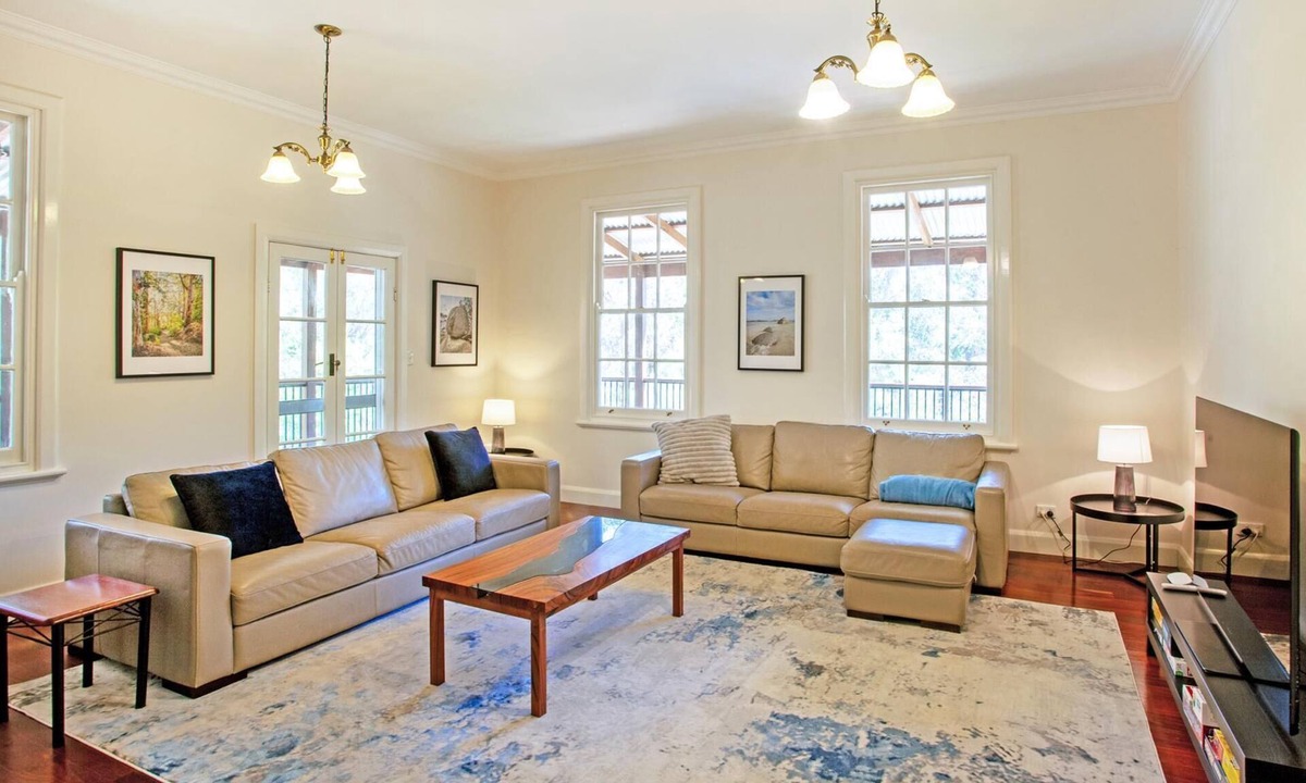Shadforth House | Rivendell House: Spacious retreat, pet friendly