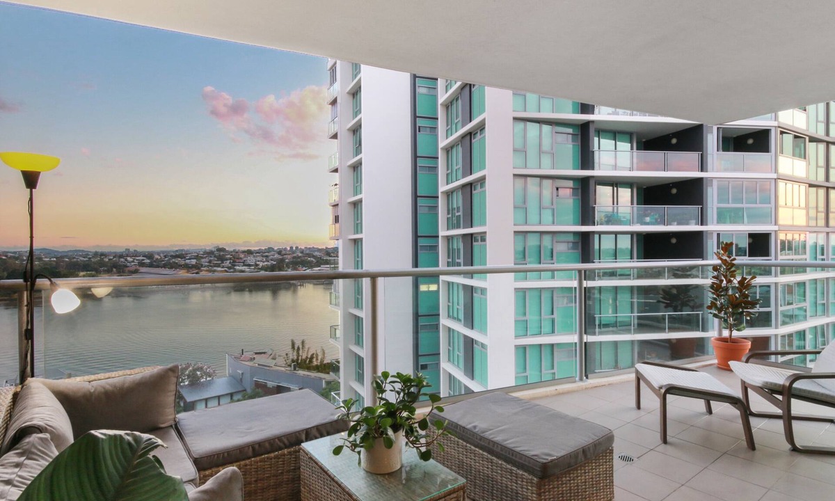 Hamilton Apartment | River + City Views. Unit 4kms from Airport and City