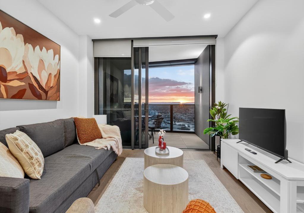 Brisbane Central Business District Apartment | River Glow at Queens Wharf Level 43 including PARKING, Pool, and Views