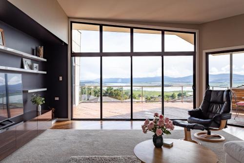 Riverside House | River Haven serene spacious with river views