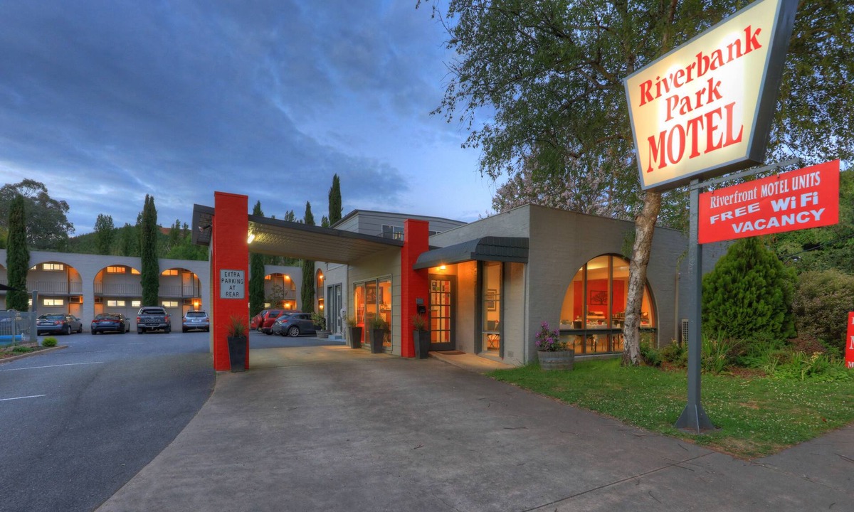 Bright Hotel | Riverbank Park Motel