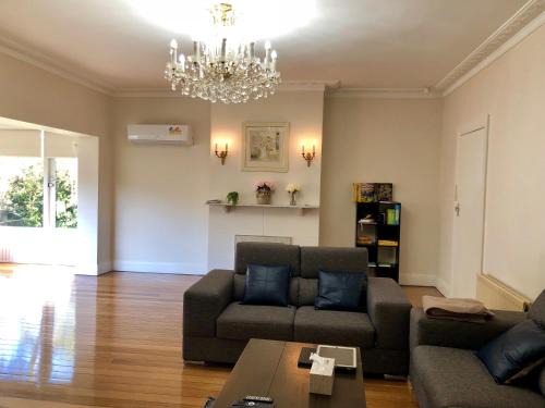 Devonport Villa | Riverbank villa