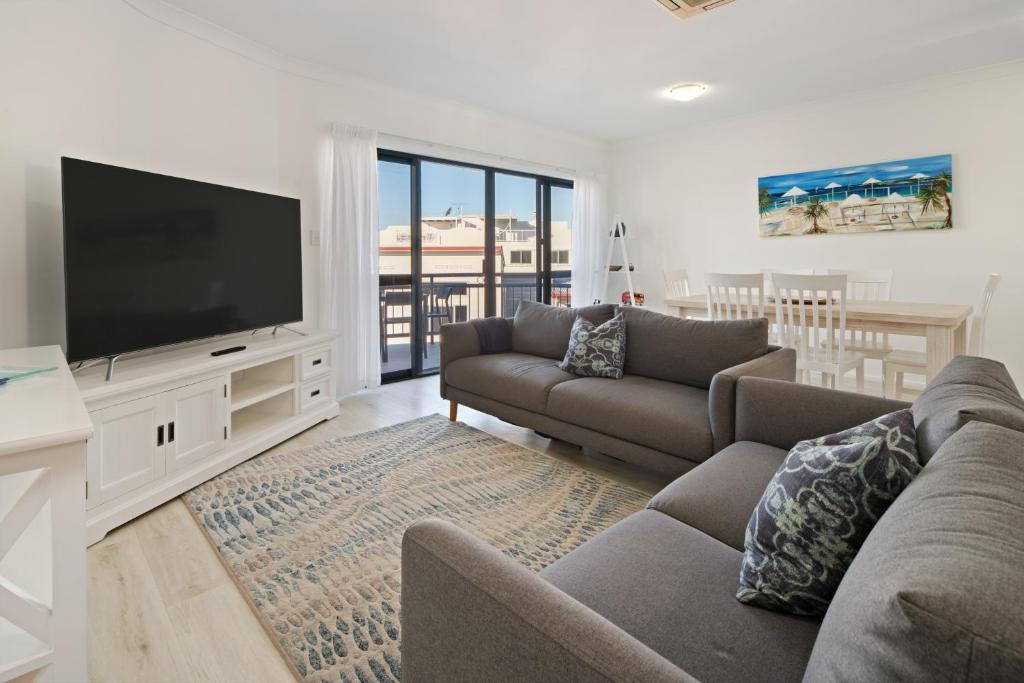 Maroochydore Apartment | Riverfront 2BR Apt with Views, Balcony & Parking