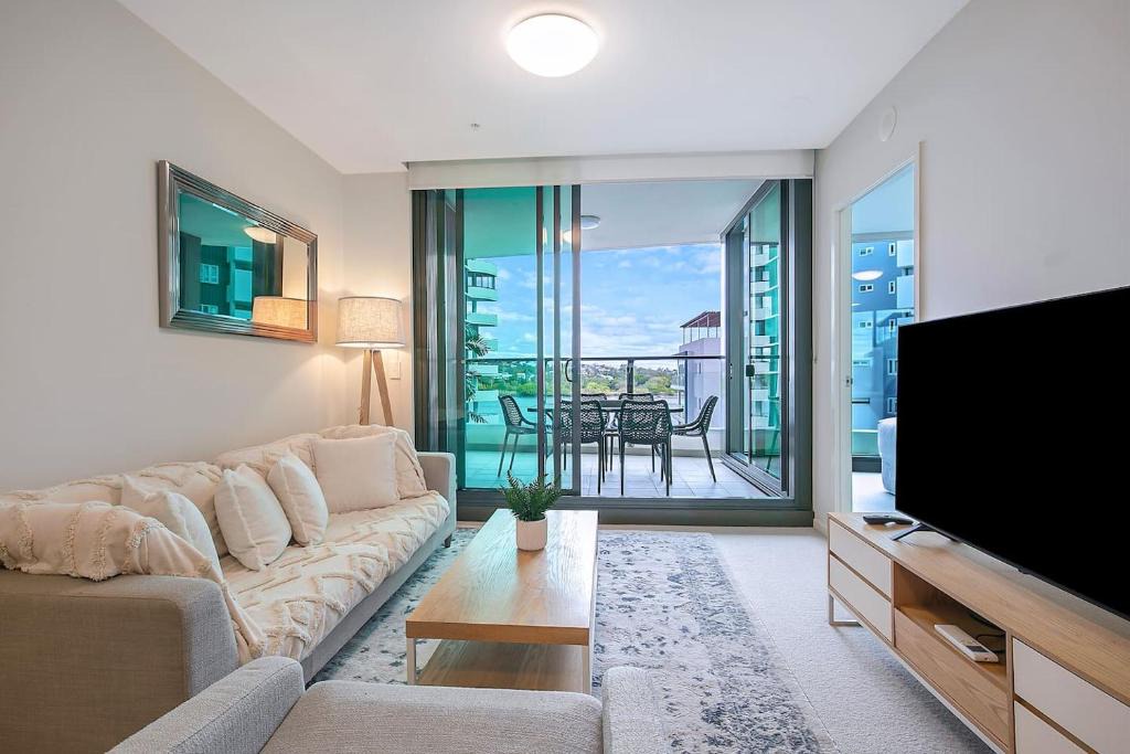 Hamilton Apartment | 'Riverfront Flow' Poolside and Portside in Hamilton