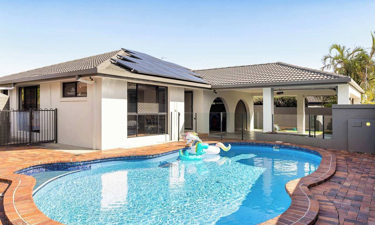 Broadbeach Waters Apartment | Riverfront Home | Pool Wifi Workspace | Sleeps 10