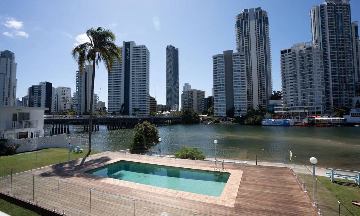 Surfers Paradise Apartment | Riverfront Villa 6 Surfers Paradise with Pool