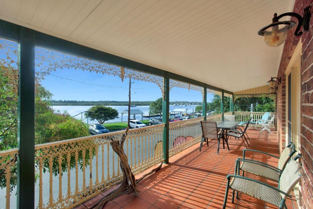 Tea Gardens House | Rivers Edge Apartment