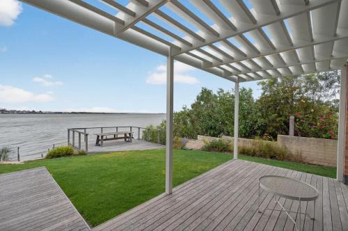 Nangkita House | Riverside Retreat - Waterfront - Hindmarsh Island - Linen Included