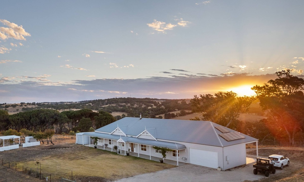 Adelaide House | Rolling Hills Estate - Off grid Luxury in Adelaide Hills