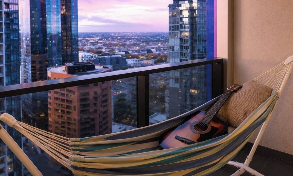 Melbourne Central Business District Apartment | Romantic 2BR CBD APT W/Pool, Sauna, and Gym