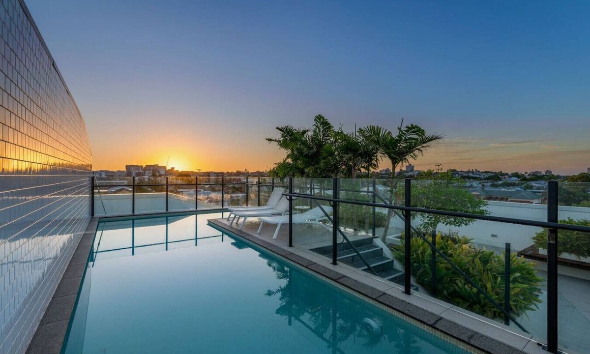 West End Apartment | Rooftop Pool & View! Stylish 2-Bed w/Ducted A/C