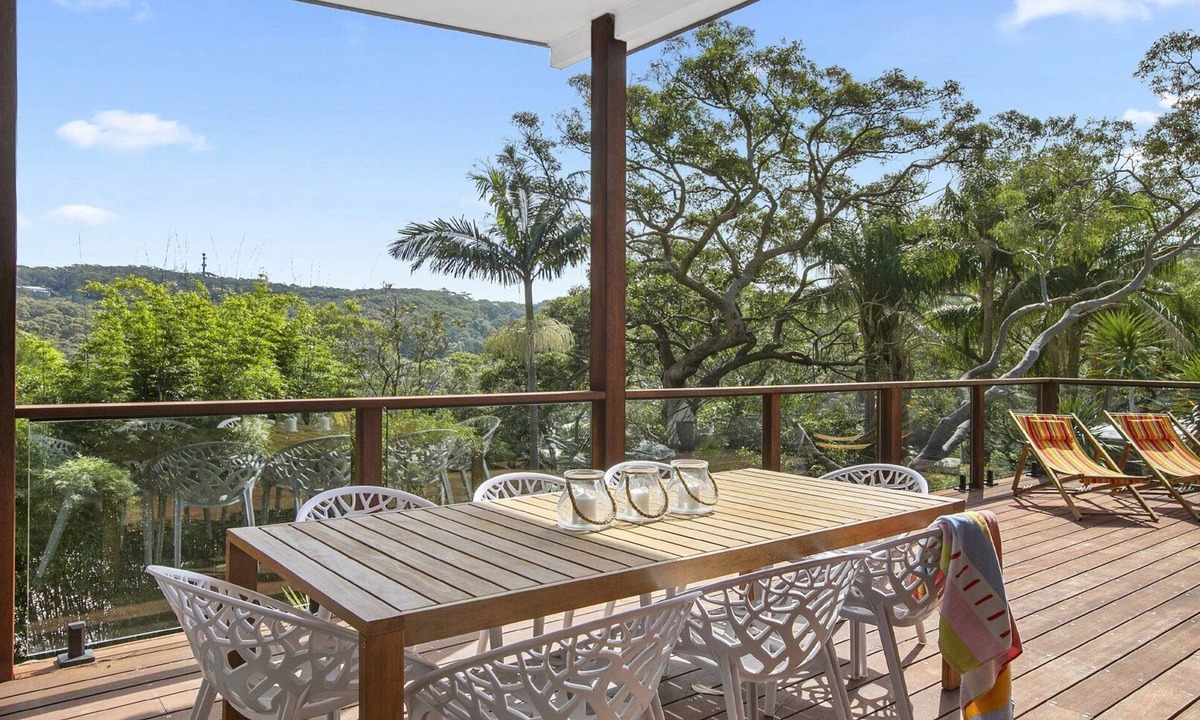 Copacabana House | Room for all, fireplace and walk to beach
