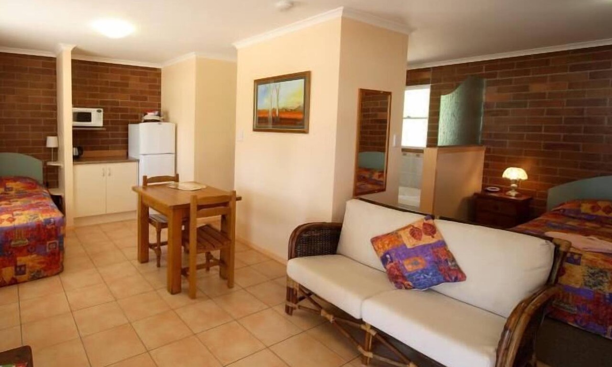 Rubyvale Hotel | Rubyvale Motel & Holiday Units - An Adults Only Getaway