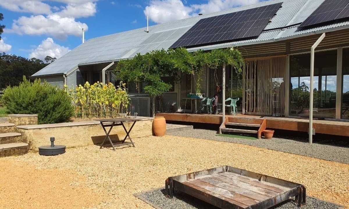 Lancefield House | Rustic Farmhouse & Serene Acreage — Off-Grid Pet Friendly Farmhouse Escape