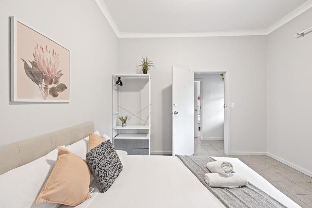 Auburn House | Rustic Queen Room - Conveniently Located - Shared Bathroom