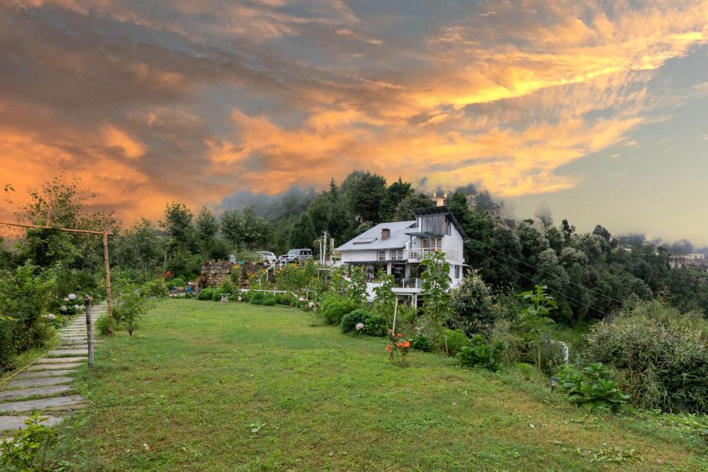 Kathgodam Villa | SaffronStays Hydrangea Hill, Mukteshwar