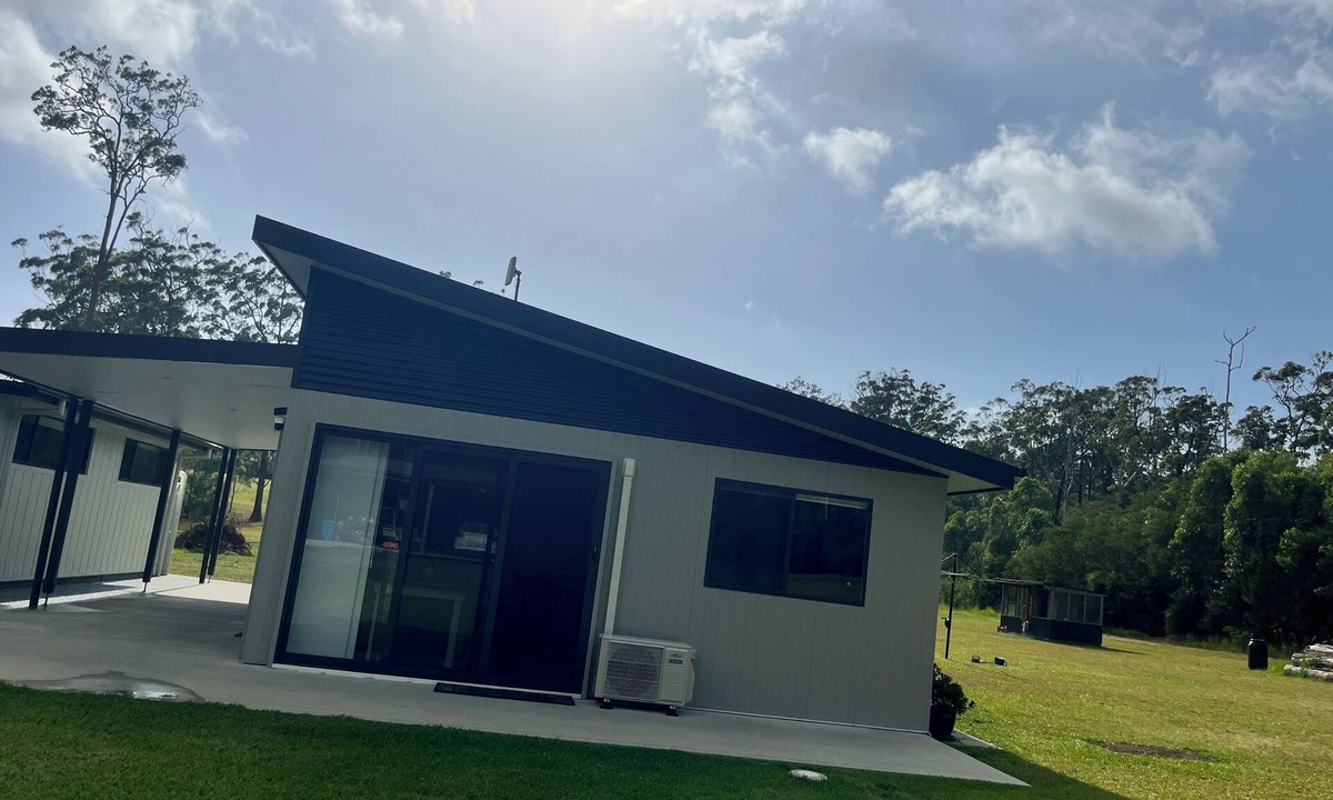 Wallabi Point Cottage | Salty Breeze Getaway - Bush & Beach Retreat